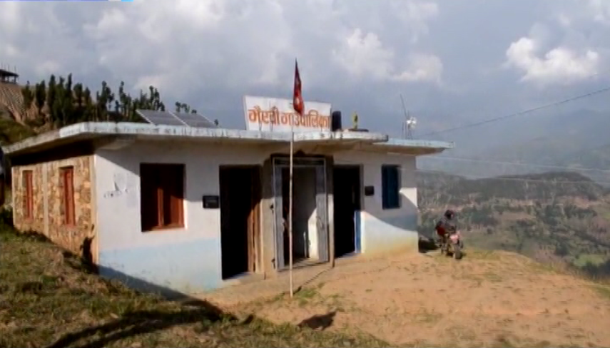 क्वारेन्टाइनमा खान नपाउँदा गाउँपालिका घेराउ